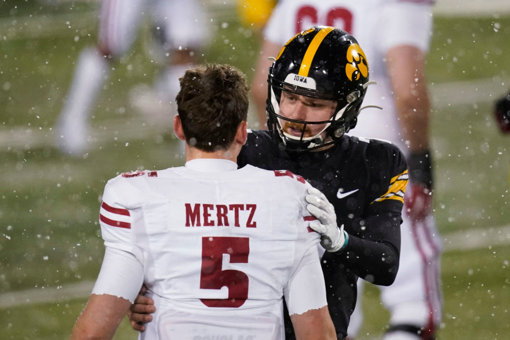 Hawkeyes 28, Badgers 7